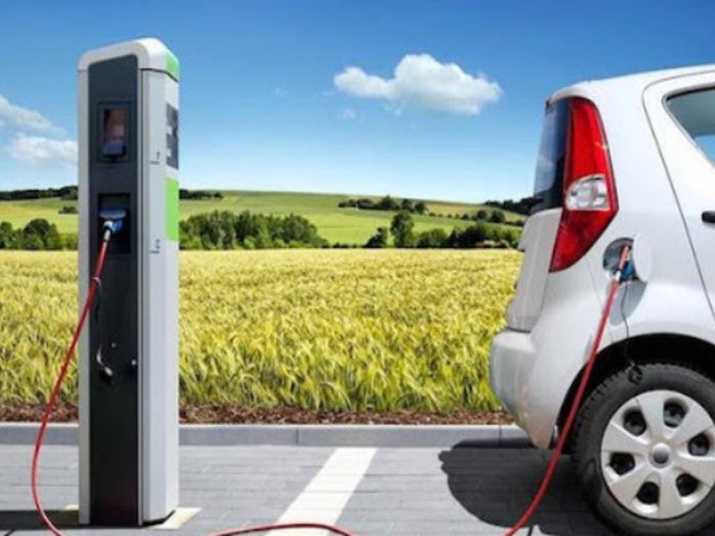 Auto elettriche, la verità su batterie, costi e incendi: “Gli italiani ultimi in Europa per colpa dei falsi miti”