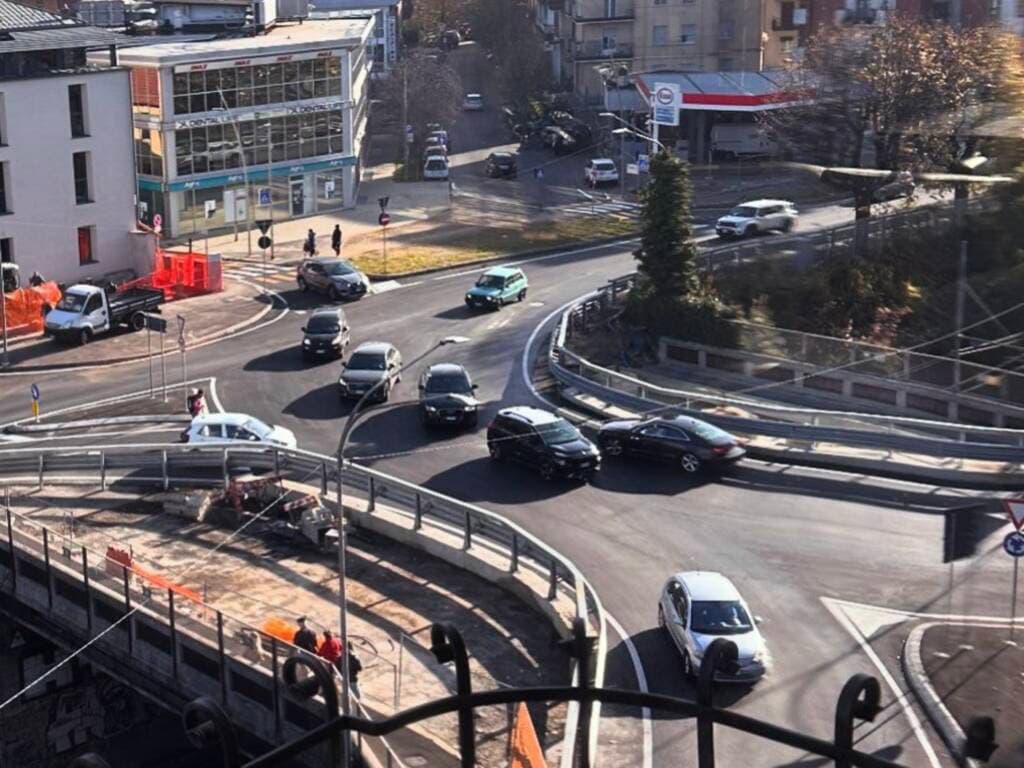 Come si affronta la rotonda di Largo Flaiano e altre ansie, spiegate da uno psicologo del traffico