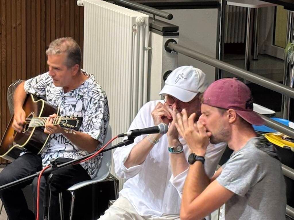 Colpo di scena a Materia: il bluesman Fabrizio Poggi duetta con un ragazzo del pubblico