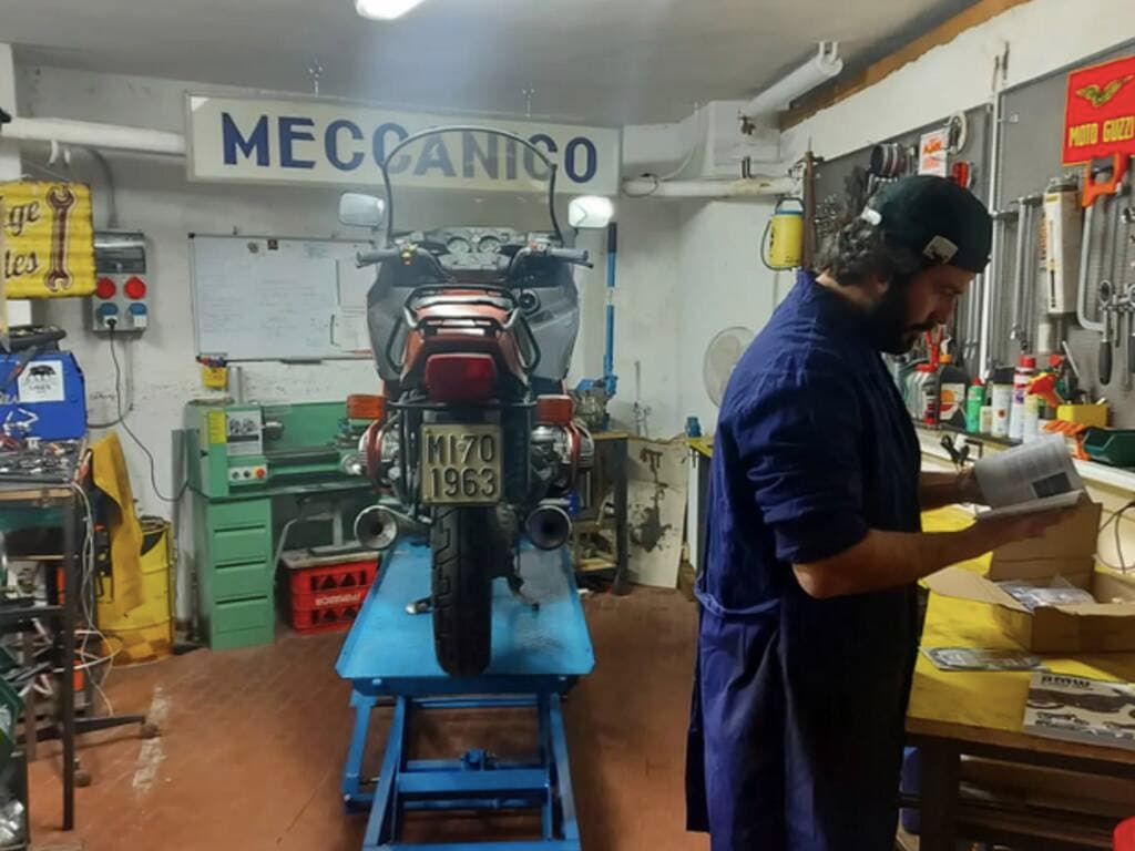 “Mollo tutto e cambio vita”: la storia di Uberto, dal lavoro di consulente alla passione per le moto