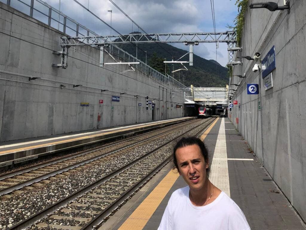 Andrea Ceresa, l’artista che ha fatto della stazione di Induno Olona il suo museo