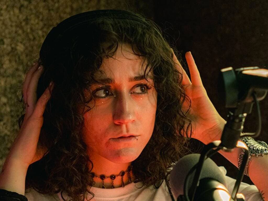 Arianna Bonazzi lancia Noise, il podcast che vuole rompere il tetto di cristallo tra i giovani e il potere