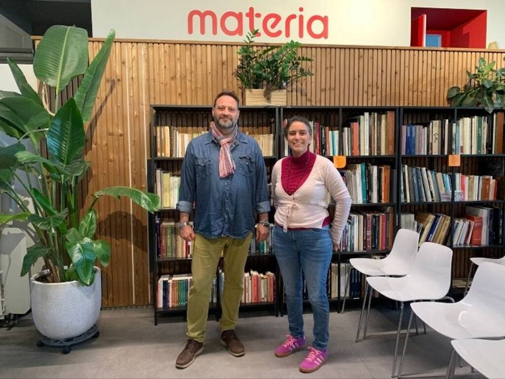 Four Dogs, l’amicizia tra cani e uomini produce grandi cose e lascia puliti i marciapiedi