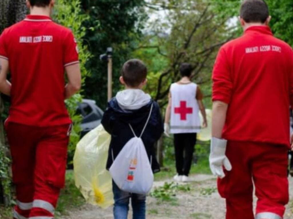Il volto sociale della Croce Rossa di Varese: pacchi, ascolto e camp per ragazzi