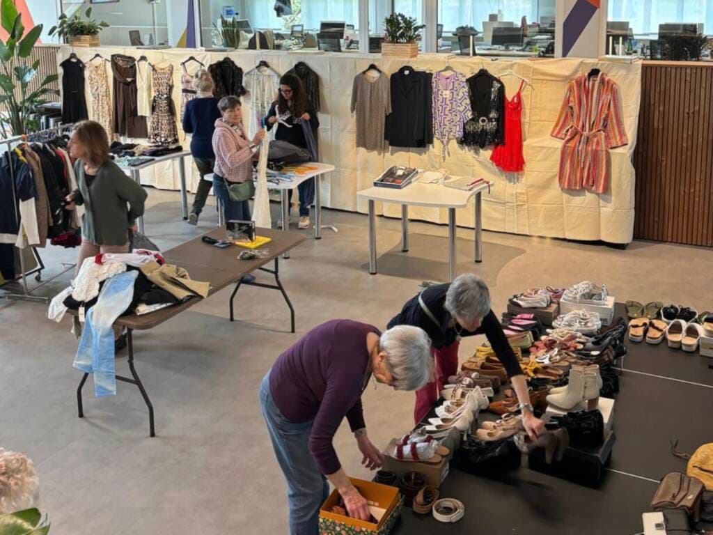 Solidarietà e riuso a Castronno: lo Stendipanni si fa “chic” per San Valentino