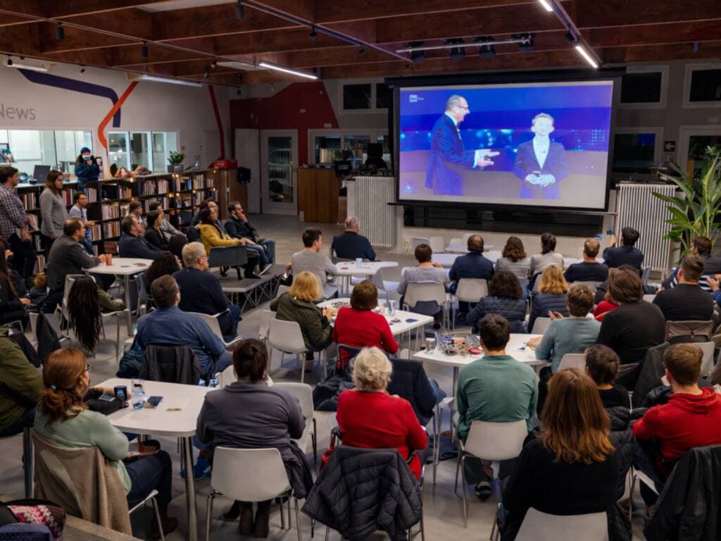 Tra “dietro le quinte”, divani e quiz il Festival di Sanremo 2026 arriva a Materia 