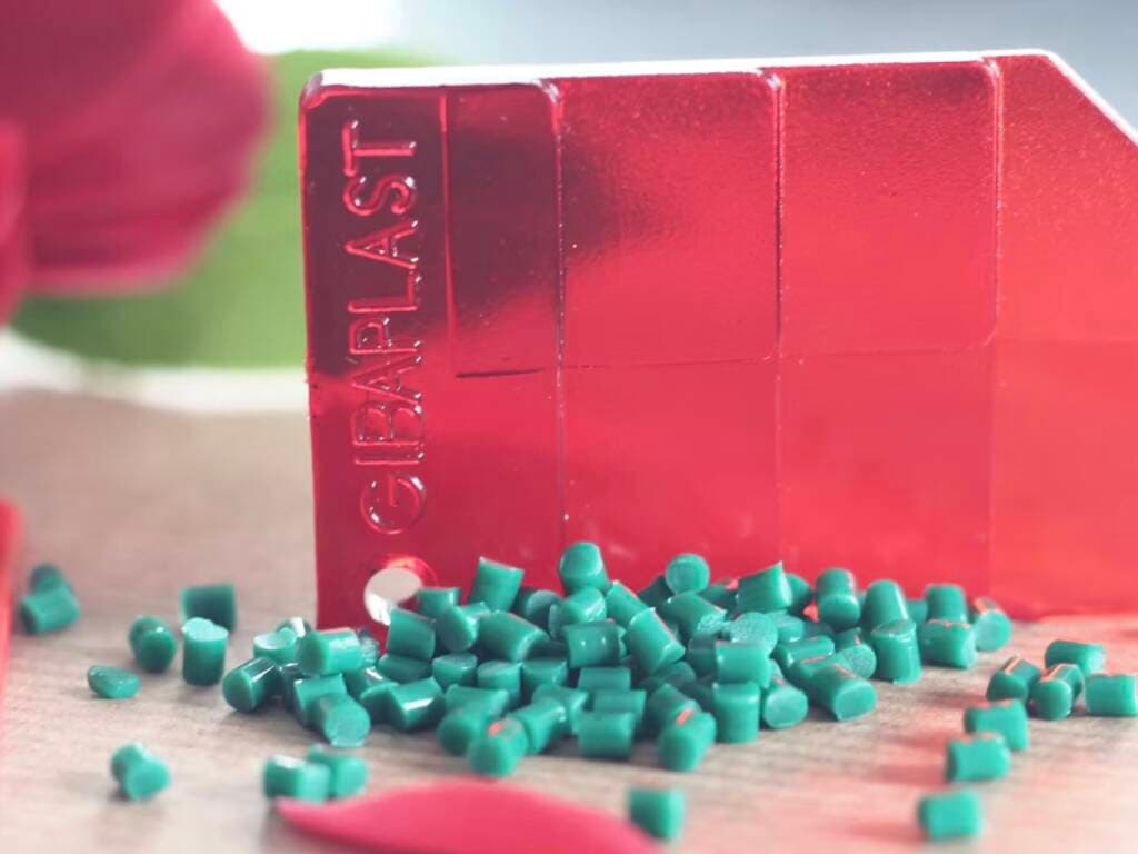 Cinquecento rossi e un solo amore: la storia della plastica vegetale della Gibaplast di Gazzada